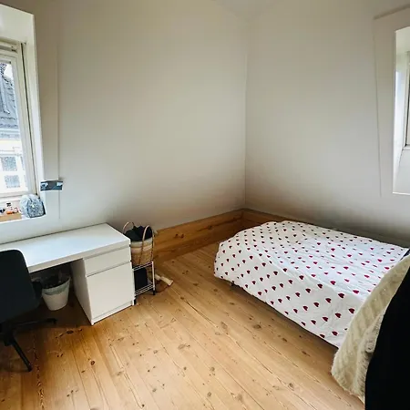 Séjour chez l'habitant Sjarmerende Bolig Like Ved Togstasjonen *