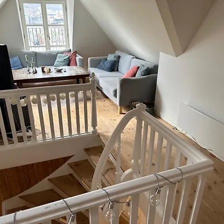 Séjour chez l'habitant Sjarmerende Bolig Like Ved Togstasjonen *