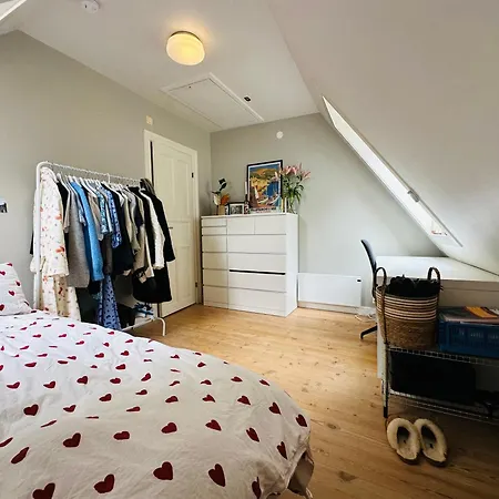 Séjour chez l'habitant Sjarmerende Bolig Like Ved Togstasjonen *