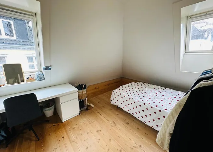 Habitación en casa particular Sjarmerende Bolig Like Ved Togstasjonen *