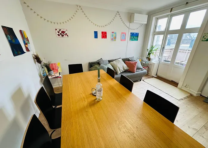 Sjarmerende Bolig Like Ved Togstasjonen Habitación en casa particular Bergen